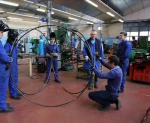 Pierre Labat, les apprentis-chaudronniers du lycée de l'Alba et leur professeur Olivier Chiarla