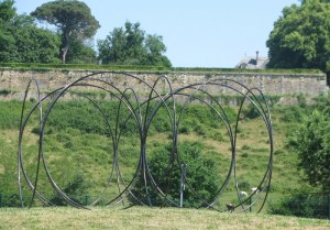 2015 oeuvres de Pierre LABAT Le libre, Les égaux, Les frères sur les 3 ronds points à CREYSSE (3)