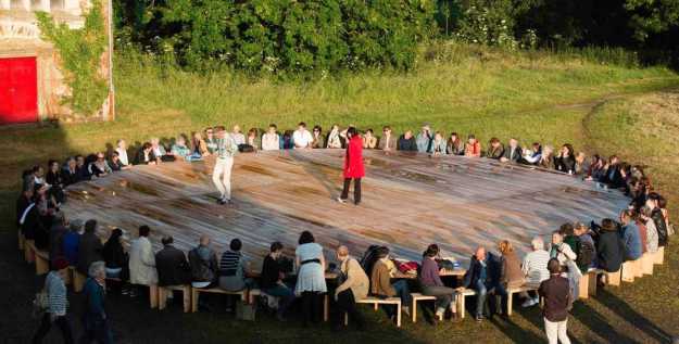 Yves CHAUDOUËT, "La Table gronde", bois, visserie, circ. 40x h. 0,67m, 2015 ; courtoisie de l'artiste