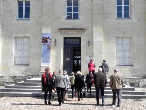 2015 groupe d'adhérents lors la visite de l'exposition KARAVAN de Chantal RAGUET à l'Agence Culturelle de Périgueux