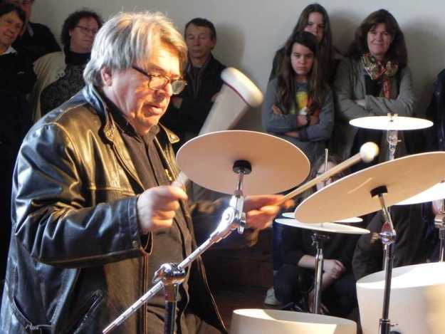 2016 2 avril Bernard LUBAT joue de la "batterie fragile" d'Yves CHAUDOUËT ; vernissage exposition Yves CHAUDOUET, château de Monbazillac, 