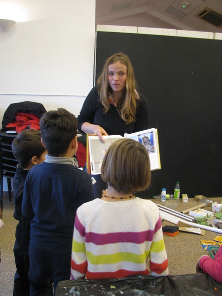 Jeanne Tzaut donne les consignes : créer un paysage urbain ou naturel en volumes.