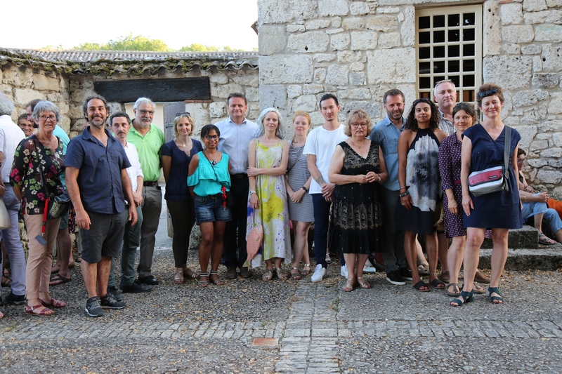personnalités des collectivités territoriales, artistes, galéristes, professeurs du Lycée des métiers Sud Périgord de Bergerac, Annie Wolff, présidente et Martine Morel, vice-présidente des Rives de l'Art